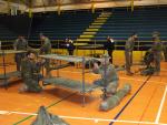Militares habilitan literas en un polideportivo de Ceuta.