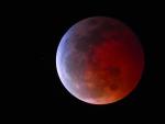 Durante el eclipse lunar total, la superficie de la Luna se ti&ntilde;e de rojo.