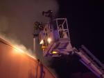 Los bomberos contin&uacute;an los trabajos de extinci&oacute;n del incendio que afecta a una nave de embutidos en Vilalba (Lugo)