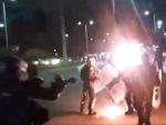 Unos manifestantes han arrojado un c&oacute;ctel molotov a la cara de un polic&iacute;a en Bogot&aacute; (Colombia). El agente, tras huir envuelto en llamas. fue trasladado de urgencia a un hospital, donde se encuentra ingresado en la UCI en estado muy grave.