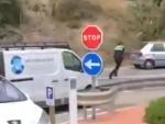 Los Mossos d'Esquadra han informado este mi&eacute;rcoles desde su cuenta de Twitter de una operaci&oacute;n policial en la que se han efectuado disparos en la que han dado caza al conductor de un veh&iacute;culo que se ha saltado un control policial en la carretera N-II a la altura de Matar&oacute; (Barcelona), embistiendo a varios coches policiales.