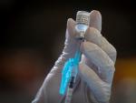 Una enfermera extrae una dosis de un vial de la vacuna de Pfizer contra la covid-19 en un centro de vacunaci&oacute;n habilitado en el estadio Nueva Condomina de Murcia.