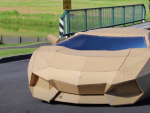 El 'youtuber0 David Jones crea un Lamborghini de cart&oacute;n.