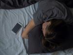Muchas personas duermen con el m&oacute;vil debajo de la almohada o al lado de la cama.