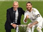 Zidane y Ramos posan con el trofeo de Liga.