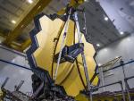 Una foto del telescopio espacial James Webb de NASA / ESA / CSA despu&eacute;s de una prueba de despliegue exitosa de su espejo primario en la misma configuraci&oacute;n que tendr&aacute; cuando est&eacute; en el espacio.