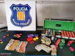 Los Mossos d'Esquadra desmantelan una partida ilegal de p&oacute;quer en Segur de Calafell (Tarragona).