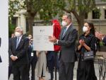 Los reyes Felipe VI y Letizia inauguran el memorial a las v&iacute;ctimas del terrorismo en Vitoria.