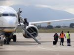 Pasajeros de Ryanair bajando del avi&oacute;n procedente de Londres que ha aterrizado este mi&eacute;rcoles en el Aeropuerto de Girona.