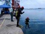 Equipos de buceo reanudan la b&uacute;squeda del estibador desaparecido en el Puerto