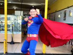 Luiz Ribeiro caracterizado como Superman.