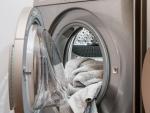 El horario más barato para poder poner la lavadora choca con las ordenanzas municipales que tienen muchas ciudades de España