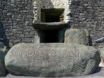 Entrada del mausoleo de Newgrange, en Irlanda.