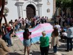 La Asamblea de Extremadura recibe la bandera Trans que recorre Espa&ntilde;a en favor de los derechos de este colectivo