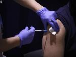 Un hombre recibe la primera dosis de la vacuna de Pfizer contra la Covid-19 en Barcelona.