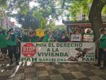 Miembros de la PAH en la plaza de Sants de Barcelona para protestar por el caso del hombre que se suicid&oacute; el lunes cuando iba a ser desahuciado.