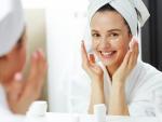 Hidratarse el rostro cada d&iacute;a reaviva el tono de la piel y ayuda a eliminar los signos de la edad.