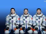 los astronautas chinos Nie Haisheng (C), Liu Boming (D) y Tang Hongbo, quienes llevar&aacute;n a cabo la misi&oacute;n de vuelo espacial tripulado Shenzhou-12.