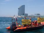 Detenidos dos miembros de Greenpeace que navegaban hacia el acto de S&aacute;nchez en Barcelona