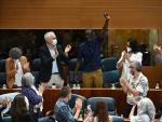 Diputados de la Asamblea de Madrid aplauden a Serigne Mbaye durante el enfrentamiento con Monasterio.