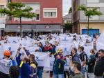 San Cibrao, Lugo. Manifestaci&oacute;n de los trabajadores de Alcoa para empujar al Gobierno a que compre la factoria de aluminio de A Mari&ntilde;a por medio de la SEPI. En la imagen, aspecto general de la protesta en la ma&ntilde;ana de