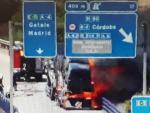 Arde un cami&oacute;n que transportaba una furgoneta en la A-4 en Madrid.