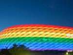 El Allianz Arena iluminado con la bandera LGTBI.