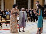 Los reyes hacen entrega de la Medalla de Oro al M&eacute;rito en las Bellas Artes a la cantante cubana Omara Portuondo.