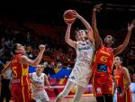 Astou Ndour intenta taponar durante el Serbia - Espa&ntilde;a del Eurobasket