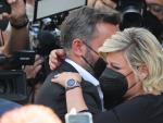 Terelu Campos, rota de dolor, se abraza al reportero Kike Calleja durante el funeral de Mila Xim&eacute;nez.