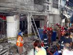 Bomberos y equipos de rescate trabajan en un edificio en Dacca, Bangladesh, tras una explosi&oacute;n que dej&oacute; al menos siete muertos.