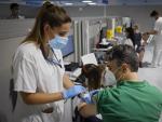 Una persona recibe su vacuna contra la covid-19 en el hospital Isabel Zendal de Madrid.