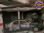 Desalojan un edificio de 24 viviendas por un incendio en un garaje en Campos