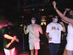 Un grupo de j&oacute;venes baila en una discoteca de Salou (Tarragona).