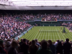 La pista central de Wimbledon se pone en pie para ovacionar a Dame Sarah Gilbert.