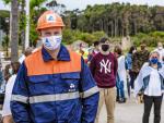 San Cibrao, Lugo. Manifestación de los trabajadores de Alcoa para empujar al Gobierno a que compre la factoria de aluminio de A Mariña por medio de la SEPI. En la imagen, un obrero de Alcoa escucha los discursos de mie