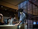 Un asistente utiliza unas gafas de realidad virtual en las instalaciones de la segunda jornada de la XIV edici&oacute;n del Mobile World Congress (MWC 2021)