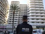 Un policia local fa gu&agrave;rdia enfront de l'hotel Palma Bellver, on estaven confinats 249 j&oacute;vens que han tingut relaci&oacute; directa o indirecta amb el brot d'un viatge d'estudis a Mallorca.