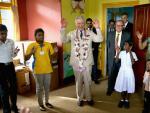 El príncipe Carlos de Inglaterra, bailando en un viaje a Sri Lanka.