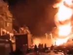 Una enorme columna de llamas sale de la f&aacute;brica tras la explosi&oacute;n.