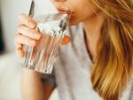 Beber agua con frecuencia es una de las maneras de evitar la cistitis.