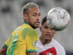 Neymar recibe un bal&oacute;n durante la primera semifinal de la Copa Am&eacute;rica, disputada entre Brasil y Per&uacute; en el estadio Ol&iacute;mpico Nilton Santos de R&iacute;o de Janeiro.