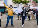 San Cibrao, Lugo. Manifestación de los trabajadores de Alcoa para empujar al Gobierno a que compre la factoria de aluminio de A Mariña por medio de la SEPI. En la imagen, asistentes al acto ondean banderas en la mañan