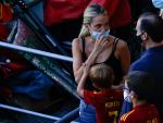 Alice Campello y uno de sus hijos, durante un partido de la Eurocopa
