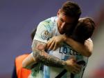 Lionel Messi y Giovani Lo Celso celebran la victoria de Argentina sobre Colombia en la semifinal de la Copa Am&eacute;rica, en el estadio Man&eacute; Garrincha de Brasilia (Brasil).
