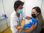 Inoculaci&oacute;n de una joven en el centro de vacunaci&oacute;n masivade la Fira de Cornell&agrave; (Barcelona).
