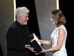 Jodie Foster recoge la Palma de Honor de manos de Pedro Almodóvar.