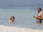 La colaboradora de televisión y actriz, Mónica Hoyos, dándose un baño junto a su novio el pasado 2 de julio en Ibiza.