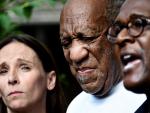 El cómico estadounidense Bill Cosby (en el centro), con su abogada y su portavoz, tras ser anulada su condena por abusos sexuales.