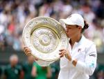 La tenista australiana Ashleigh Barty besa el trofeo de Wimbledon.
